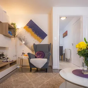 Holiday home Modern 2 Bed House With Parking And Garden Nottingham